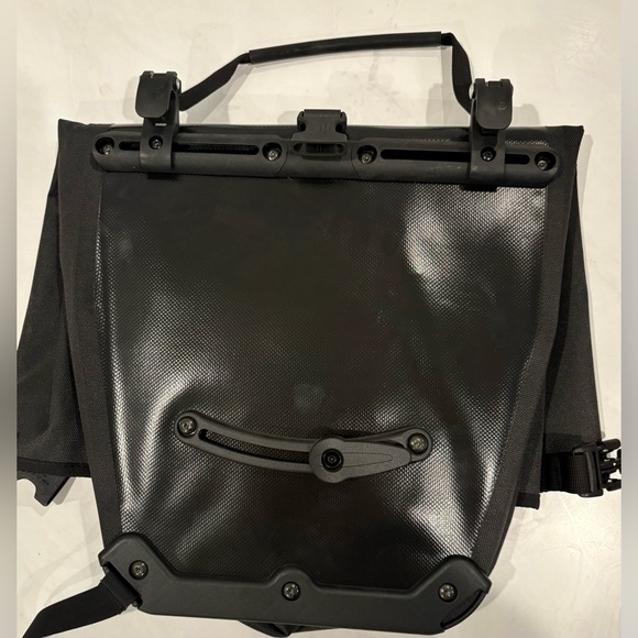 Authentic Black Ortlieb Back-Roller Classic rear bicycle pannier (20L) - Picture 3 of 11